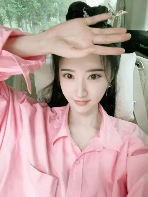 美学前沿##景甜粉衬衫自拍