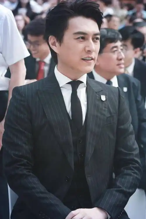 有多少人能够做到像靳东这样的,能当上团长的演员,哪怕是隔壁的胡歌