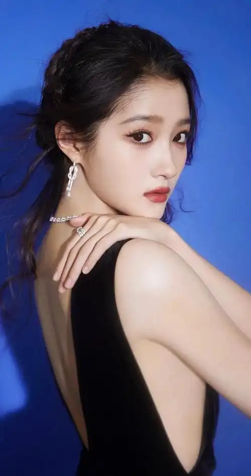 关晓彤的清纯甜美与优雅气质