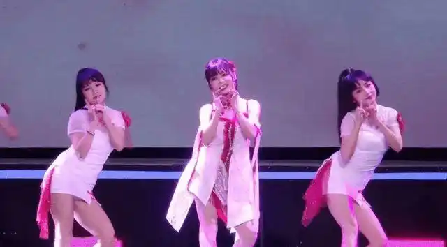 网红镇站之腿咬人猫领舞被工作人员仰拍裙底直接走光