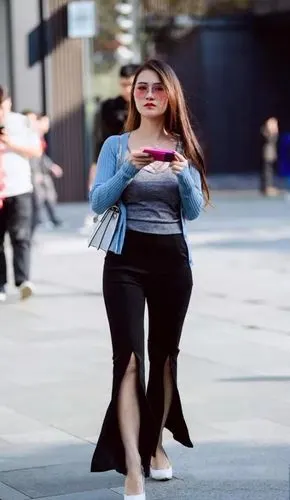 原创街拍:成熟妩媚的美女,休闲穿搭吊带配阔腿裤,尽显迷人身段