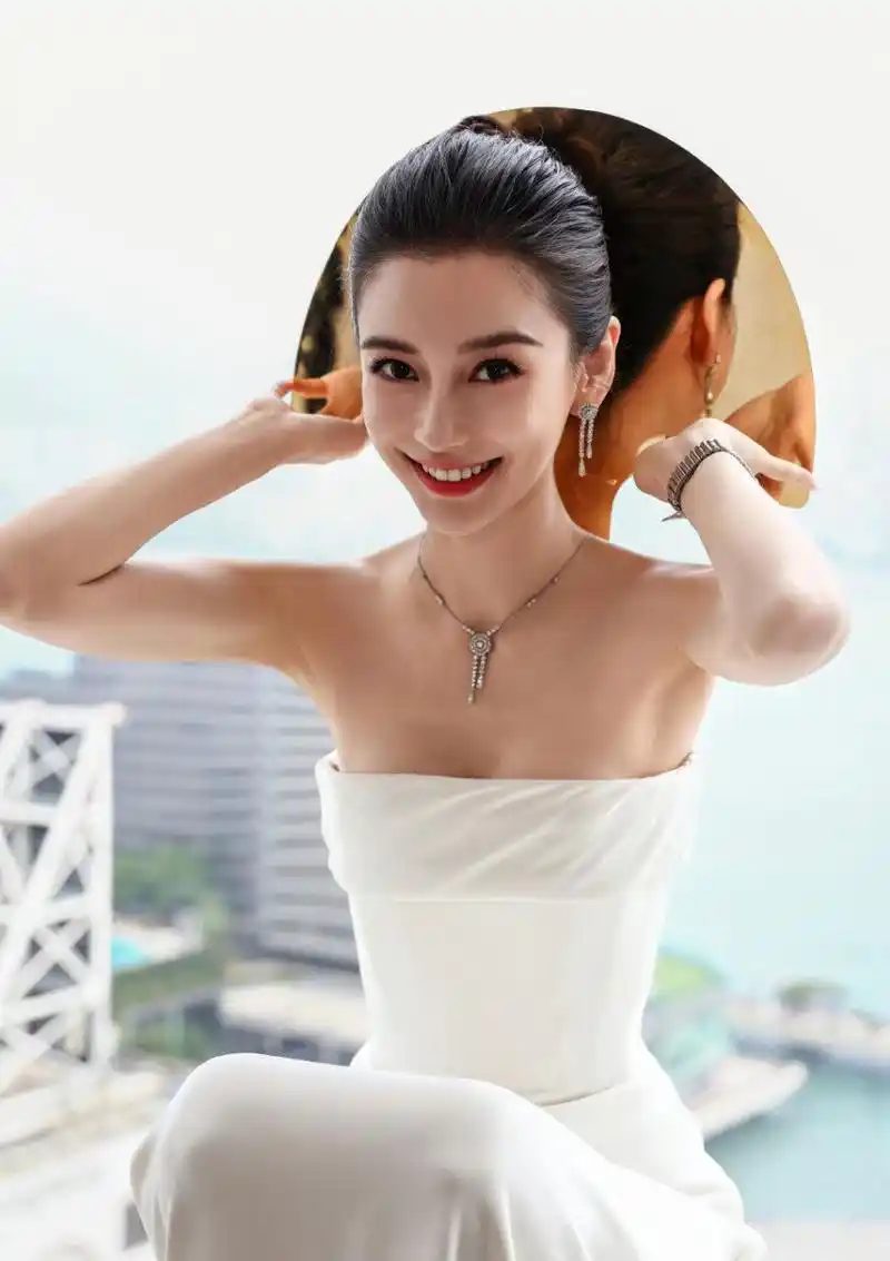 angelababy因一身白色高定礼服登上热搜,引发网友热议.