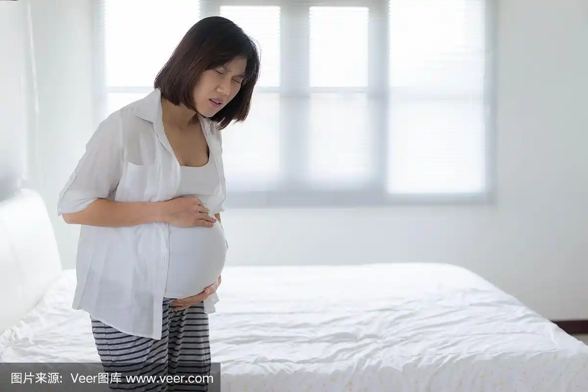 孕妇表现出不适,腹痛,分娩疼痛的迹象