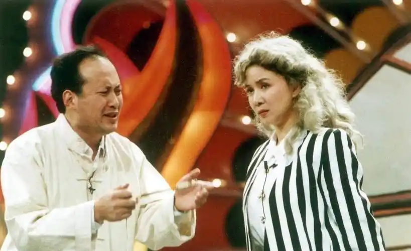 "时尚"蔡明和"土味"宋丹丹两位小品女王,谁更"强势"?