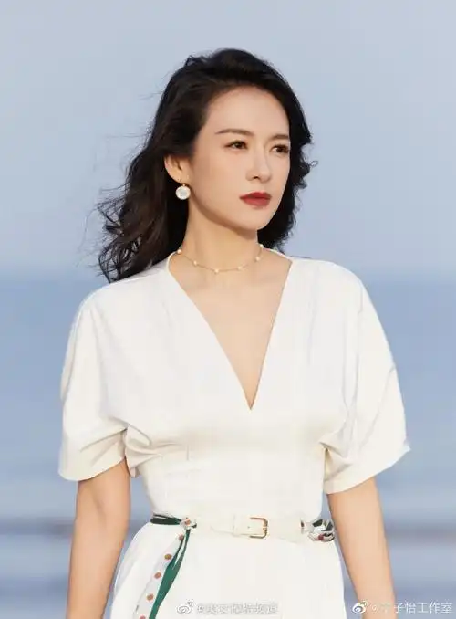章子怡穿白色深v套装显精致笑容灿烂气质优雅出众