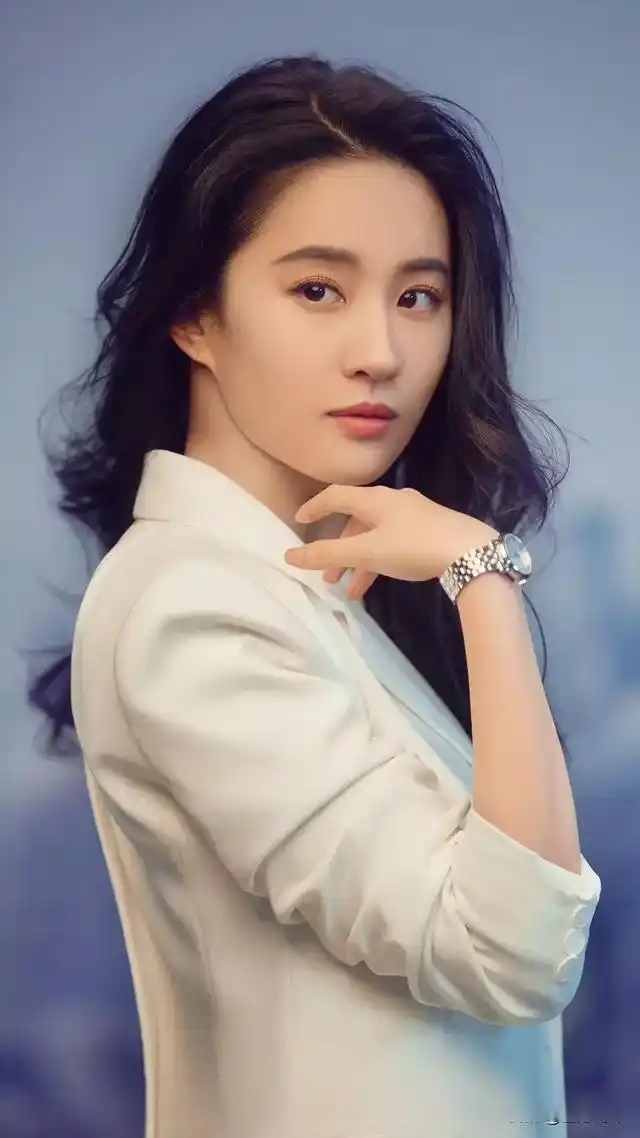 刘亦菲西装干练写真