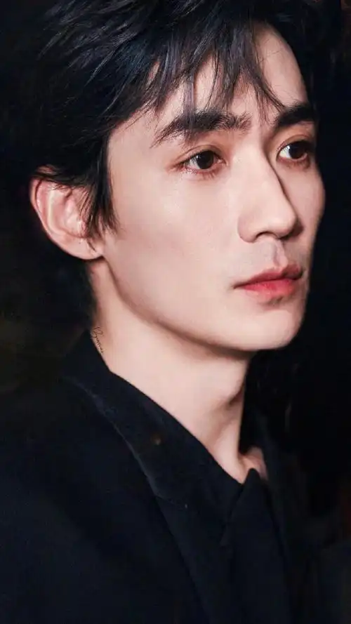 朱一龙侧颜剪影