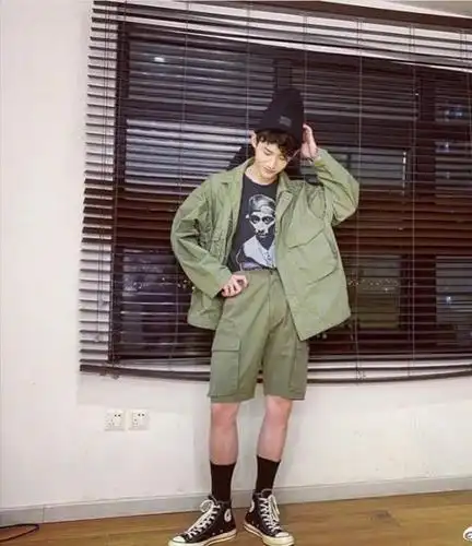 "梗王"白敬亭太适合休闲装,穿绿色套装帅气化身"清爽男神"