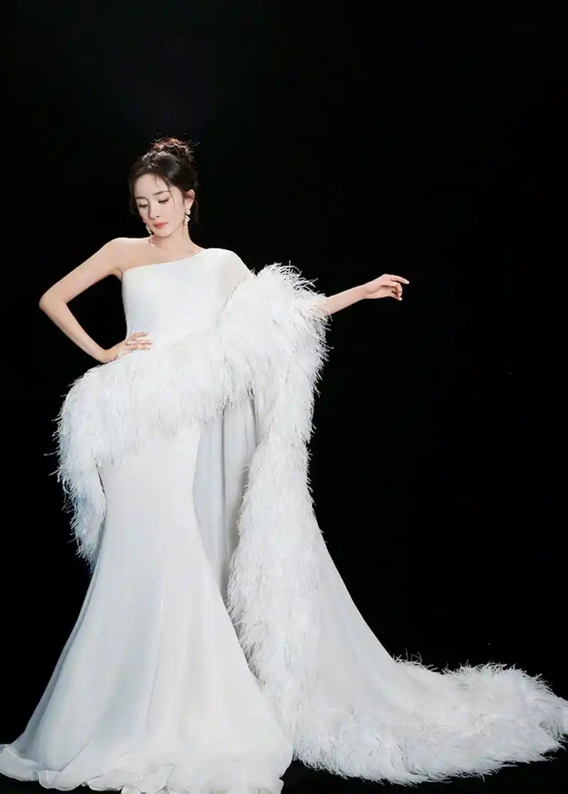 杨幂这套白色礼服,都给我尖叫!