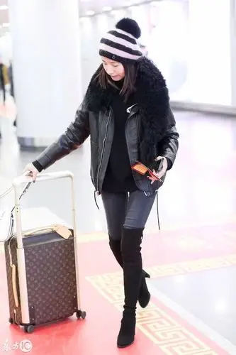 37岁董洁现身机场,穿过膝长靴,美得像17岁少女!