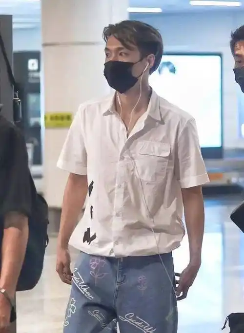张艺兴机场生图流出,清爽印花衬衣,不愧是"内娱颜值天花板"_look_风格