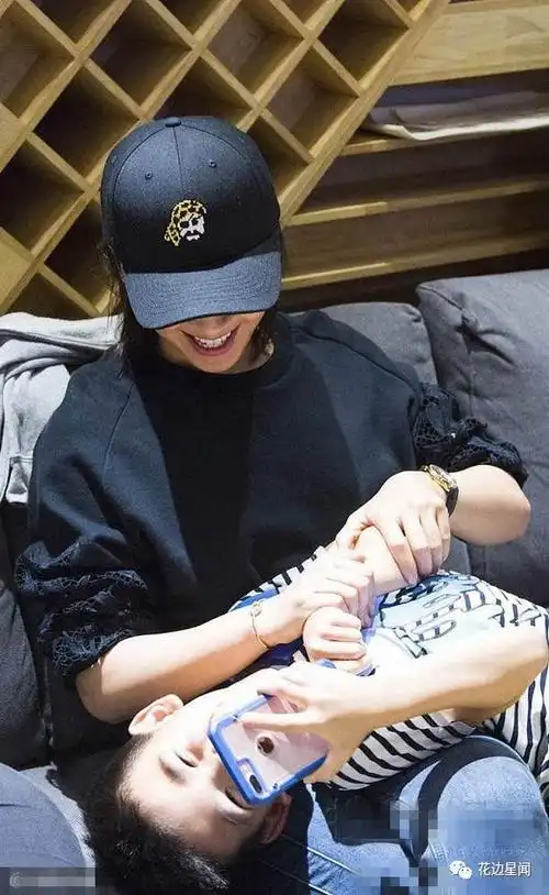 姐姐王紫嫣和妈妈一起录音