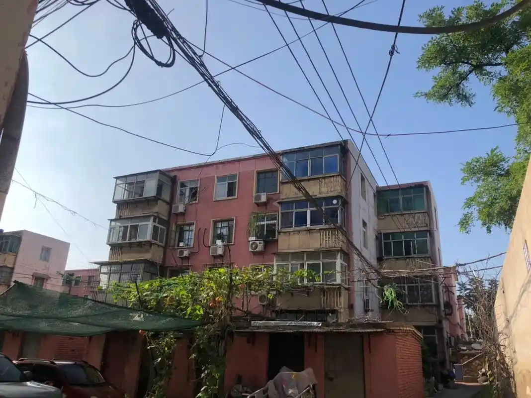 8岁以前生活的地方.时间一晃30多年过去了,那座楼依然在,阳 - 抖音