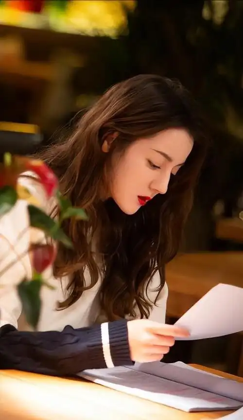 2021年,接连主演《长歌行》《你是我的荣耀》等多部口碑佳作,迪丽热巴