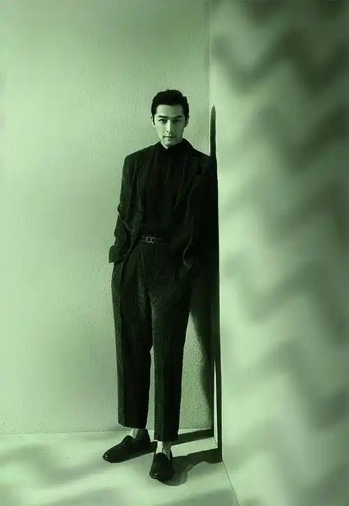 胡歌的这次大片在的黑白光影下显示不凡魅力,时尚绅士,沉稳深邃,从容