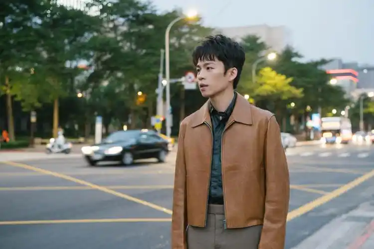 简介:李鸿其夹克风帅气时尚写真图片,分享一组李鸿其图片给大家,图中