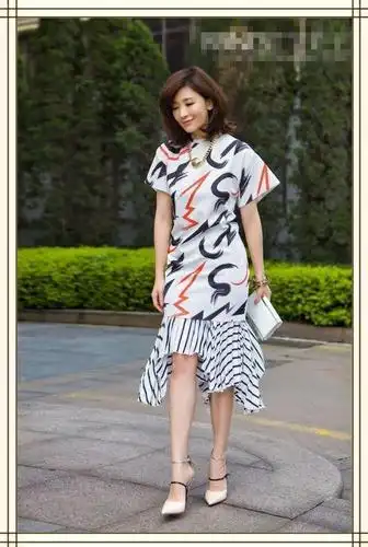 贾静雯厉害呀,烂大街也穿出高级感,不露胸不露腿但真的美