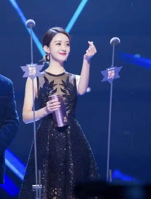 赵丽颖代言迪奥惹争议,小土妞真的翻身变成白天鹅?_女人_凉鞋_的作用