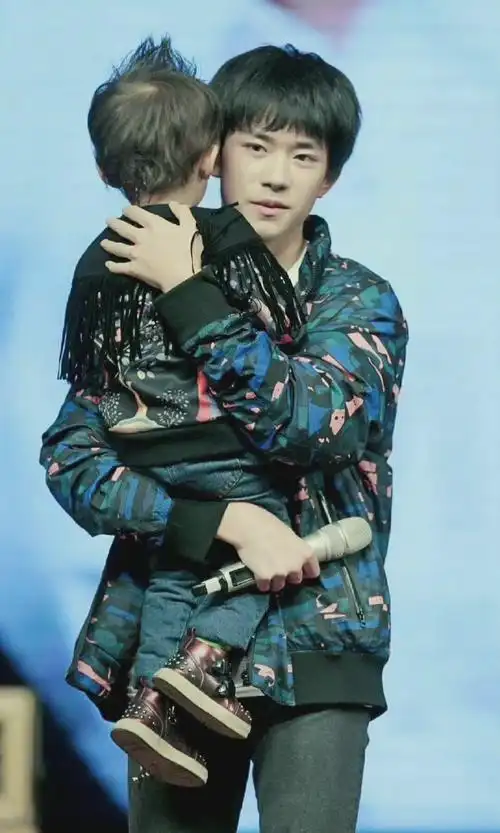 易烊千玺看到什么这么开心#易烊千玺抱娃姿势越来越娴熟了温柔又行哪