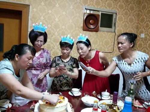 22是我们女人花旗袍队第五次为旗袍美女过生日,让她们体会家人的温暖