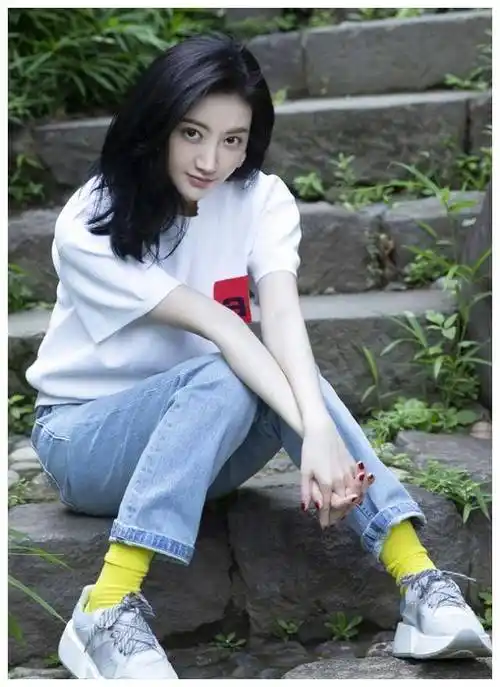 原创景甜分手后瘦出新高度将牛仔裤穿成运动裤长袜也滑成了堆堆袜