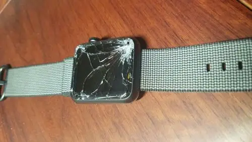 苹果手表摔成这样,换个屏幕要多少钱呀.