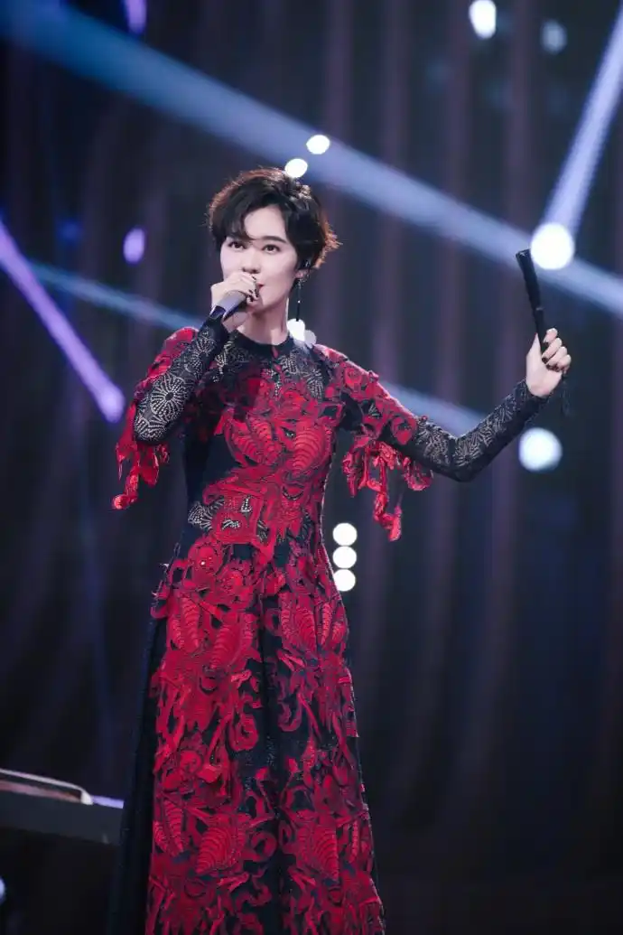 天涯】郁可唯身穿viviennetam fw18 红黑色长裙亮相新一季《金曲捞》