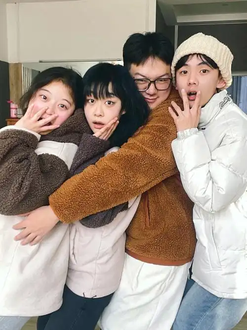 四人拍照姿势分享