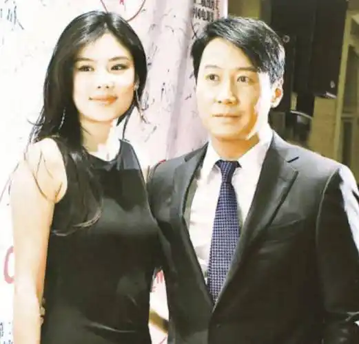 了42岁天王,4年榨干丈夫7亿家产,现如今却胖成球_婚姻_乐基儿_黎明