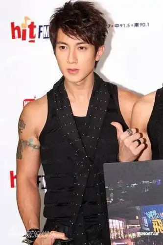 图文:飞轮海上节目宣传-吴尊手臂纹身别致