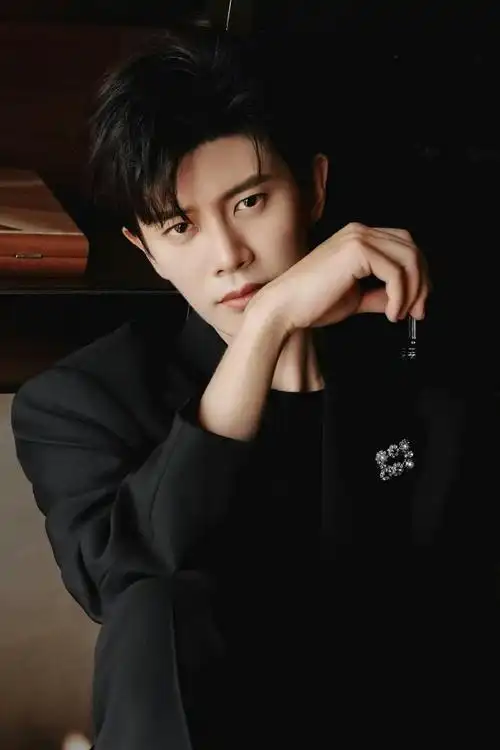 任嘉伦##rogervivier品牌代言人任嘉伦