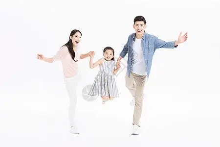 爸爸手牵着女儿影子一家三口跳跃嬉戏背景