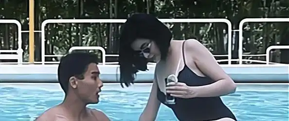 有一出泳游池戏,关之琳身着连体衣灰黑色泳装,将魔鬼般的身材彻底展现