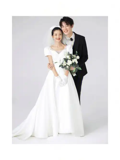 这组照片发出去后很多人都说新娘很像孙怡仔细一看还真是有点像都是笑