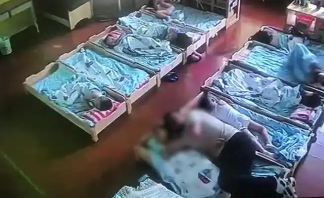 幼儿园男教师猥亵男童近半小时被刑拘