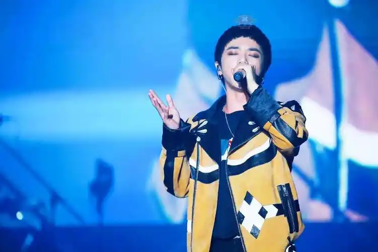 华晨宇壁纸搭载王牌时光机和花花共同开启时光之门