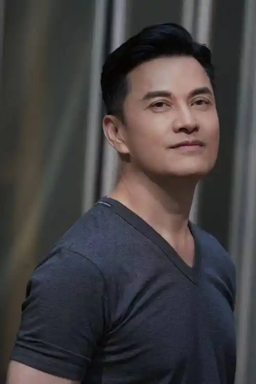 吕良伟新戏《扫黑行动》成曾志伟"大哥" 网友惊呼:这"大哥"也太嫩了