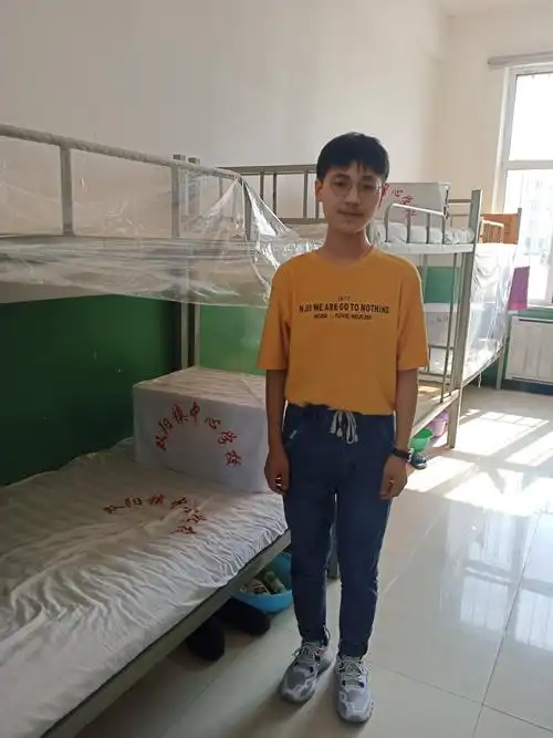 双阳中学男生寝室活泼可爱的少年