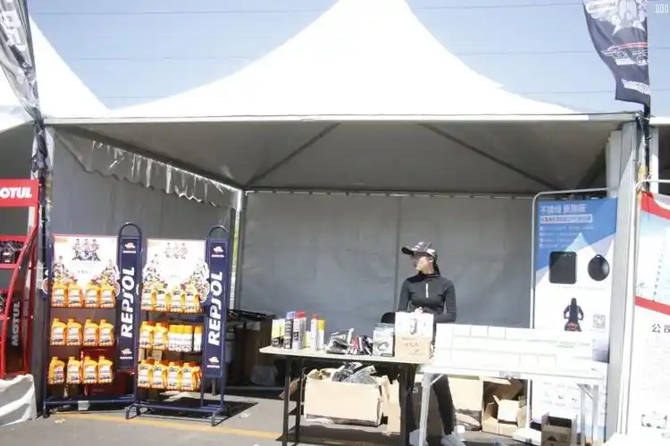 诺曼底皮衣,摩行宝展位