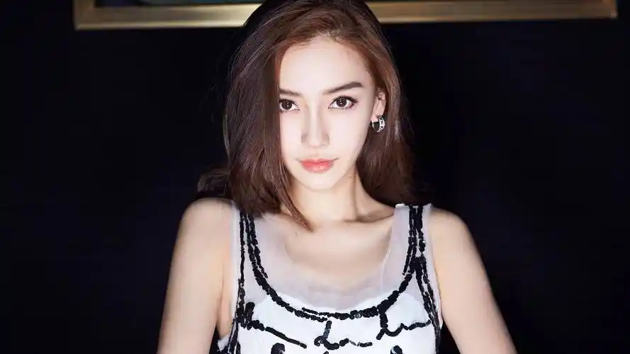 原创杨颖白色高定裙惊艳亮相网友热议鼻姐要重返内娱了