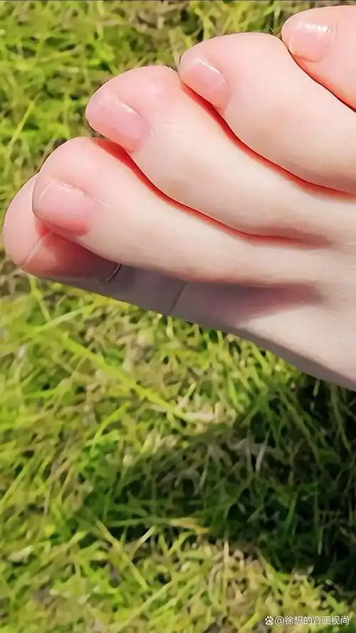 夏天又到了露出脚丫的季节,拥有一双美脚不仅养眼还养心.