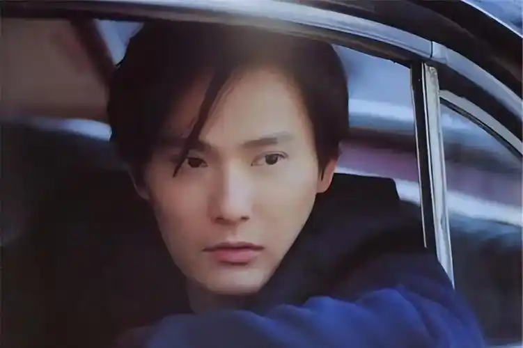 在张信哲的歌声里,爱情永远是那一抹动人的底色