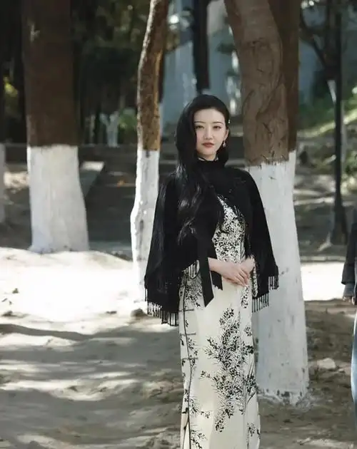 司藤把旗袍带火了剧中配细眉妆好时髦民国花魁非她莫属