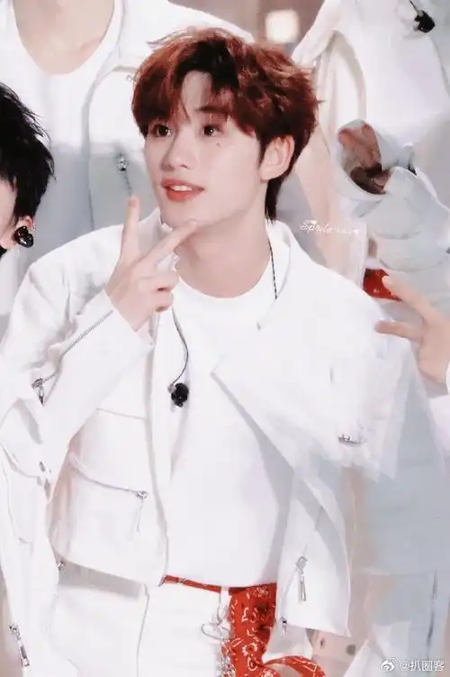 丁程鑫戴眼镜好奶