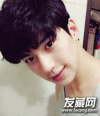 中分系列的 男生发型,也是韩国今年主打的潮男发型,中分空气刘海