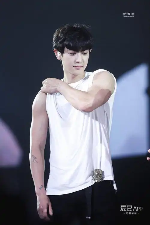 上半身肌肉男,脸蛋却是小可爱,看到的灿烈的视觉感受是…?