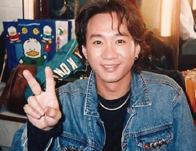 旧照片:年轻时的黄家驹比着剪刀手自拍,张国荣脸上洋溢着笑容