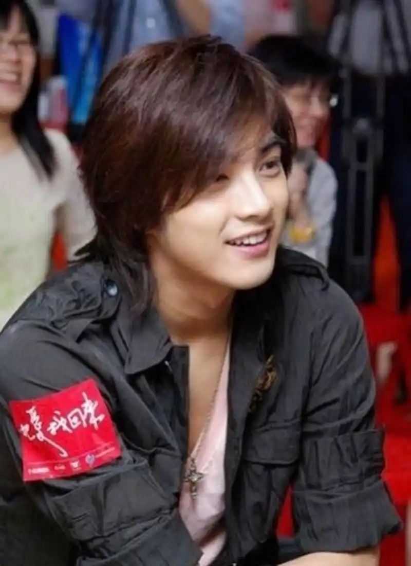 贺军翔年轻时大帅哥一个,那时流行长发,酷帅感扑面而来