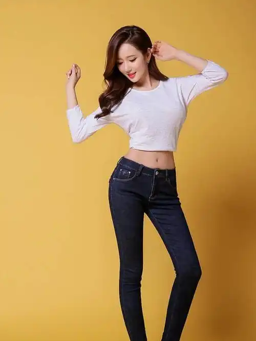 紧身牛仔裤那收束的设计让裤型看起来更纤细,举手投足间展现女神的