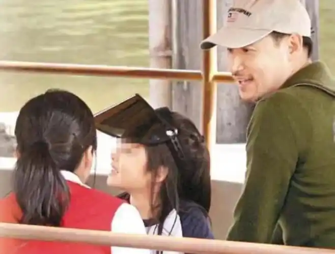 张学友一家四口近照公开,全网震惊:歌神的女儿都这么大了|张学友